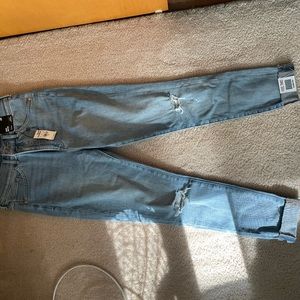 Distressed light wash skinny Jean * NEW WITH TAGS